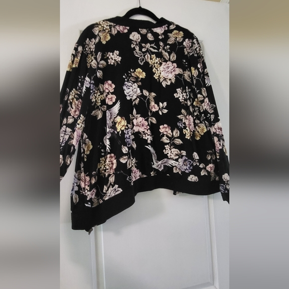 Black bomber jacket with flowers from Torrid. - Picture 2 of 3